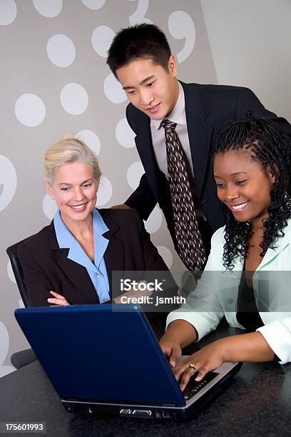 El Equipo De Negocios Con Ordenador Portátil 2 Foto de stock y más banco de imágenes de Afrodescendiente - Afrodescendiente, Color negro, Hombres