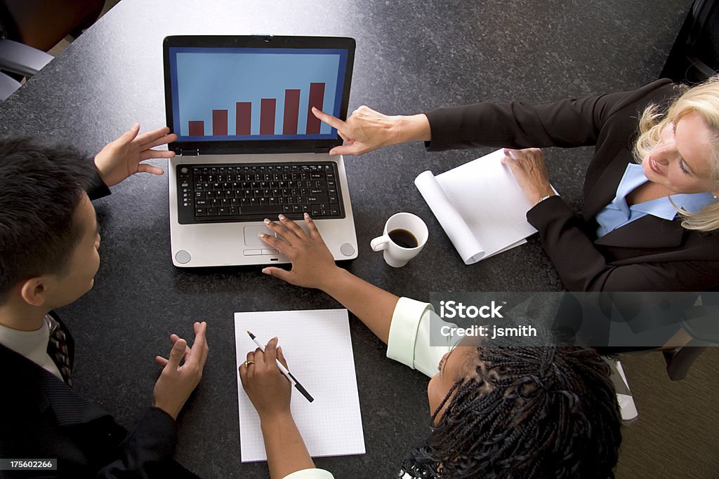 Diverse business-team nach einer Tabelle auf einen laptop - Lizenzfrei Wachstum Stock-Foto