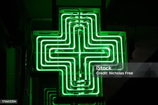 Negozio Di Farmaco - Fotografie stock e altre immagini di Farmacia - Farmacia, A forma di croce, Segnale