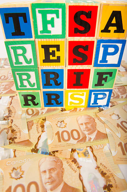 kanadyjskie zarejestrowany plany oszczędności - canadian dollars canada bill one hundred dollar bill zdjęcia i obrazy z banku zdjęć