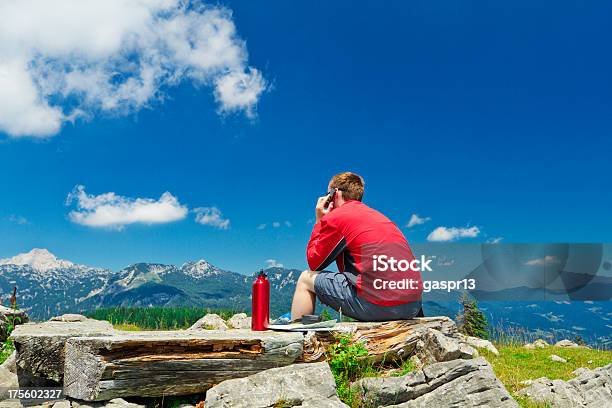 Joven Usar Teléfono Celular En Las Montañas Foto de stock y más banco de imágenes de Excursionismo - Excursionismo, 25-29 años, 30-34 años