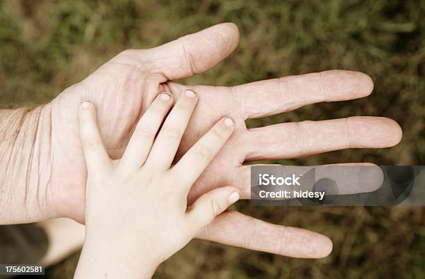 Wachsende Stockfoto und mehr Bilder von Großmutter - Großmutter, Enkelkind, Liebe