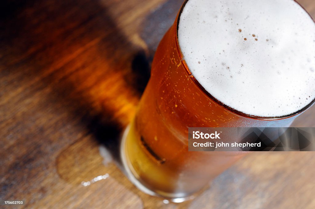 冷たいパイントグラスのビール - こぼすのロイヤリティフリーストックフォト