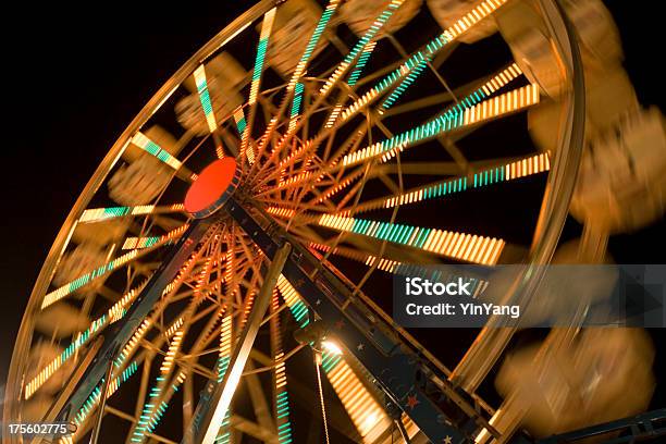 Ferris Wheel Vida Nocturna Hz Foto de stock y más banco de imágenes de Noche - Noche, Niño, Noria