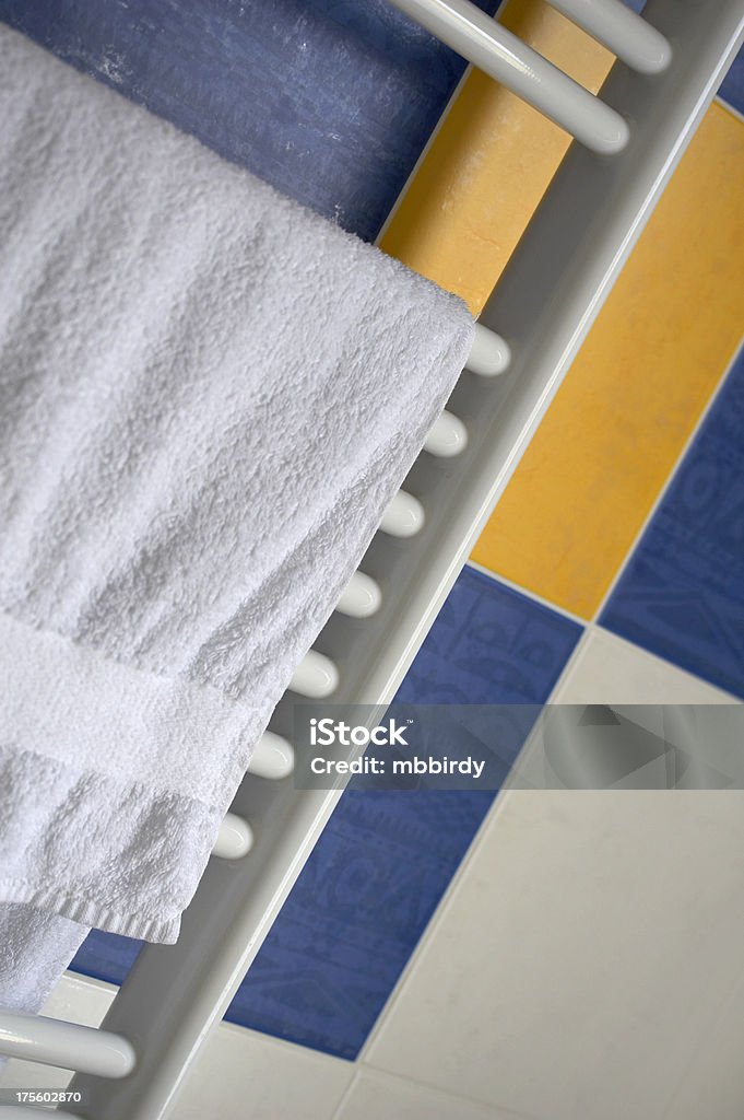 Белые полотенца, сушка на Излучатель - Стоковые фото Без людей роялти-фри