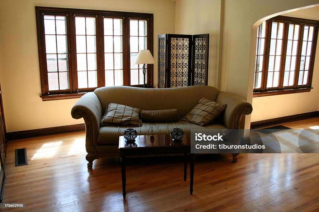 Immobiliare interna: Divano, pavimenti in legno, luce solare - Foto stock royalty-free di Conduttura dell'aria