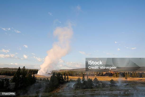 Old Faithful E Inn Yellowstone - Fotografie stock e altre immagini di Geiser Old Faithful - Geiser Old Faithful, Locanda, Affidabilità