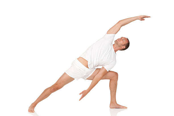 homme pratiquant le yoga - underwear men t shirt white photos et images de collection