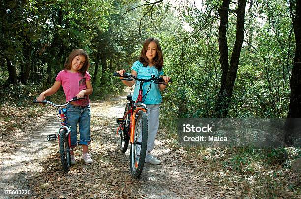 秋ので - 女の子のストックフォトや画像を多数ご用意 - 女の子, 成長, 自転車