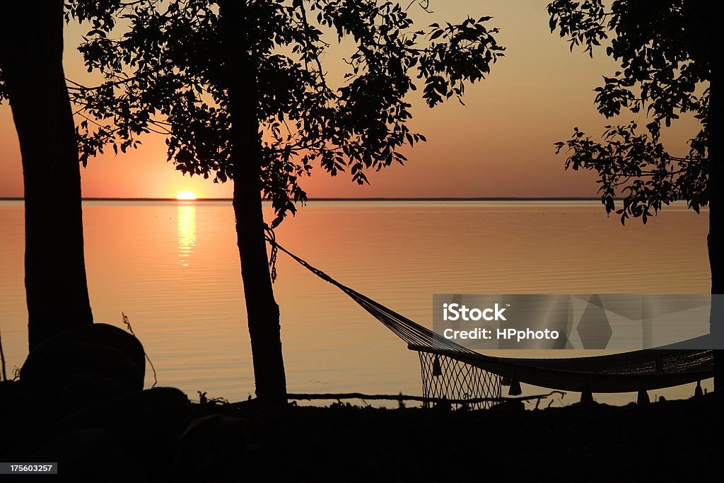 Озеро Гамак - Стоковые фото Бревенчатый домик роялти-фри