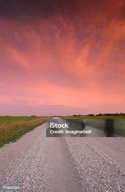 Prairie Road Stockfoto und mehr Bilder von Bildkomposition und Technik - Bildkomposition und Technik, Breit, Dramatischer Himmel