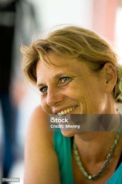 Mulher Sorridente Retrato - Fotografias de stock e mais imagens de 30-39 Anos - 30-39 Anos, Adulto, Adulto de idade mediana