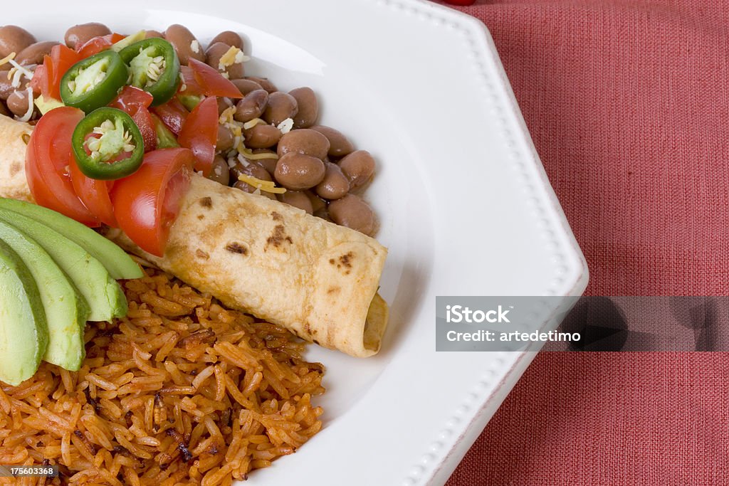 スパイシーなメキシカン料理の盛り合わせ - アボカドのロイヤリティフリーストックフォト