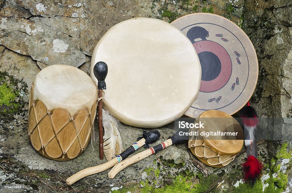 Gruppo di quattro, tamburi nativi americani. - Foto stock royalty-free di Nativo d'America