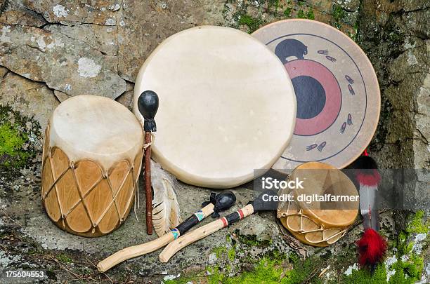 Gruppo Di Quattro Tamburi Nativi Americani - Fotografie stock e altre immagini di Nativo d'America - Nativo d'America, Tamburi e batterie, Tribù del Nord America