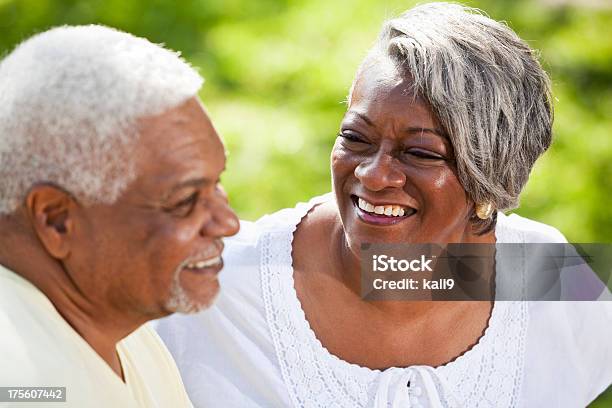 Ritratto Di Coppia Senior Afroamericana - Fotografie stock e altre immagini di 60-69 anni - 60-69 anni, Abbigliamento casual, Adulto