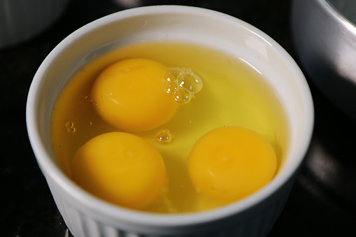Eggs, from a nutritional point of view, are foods of animal origin. They basically consist of eggshell, egg white and yolk.