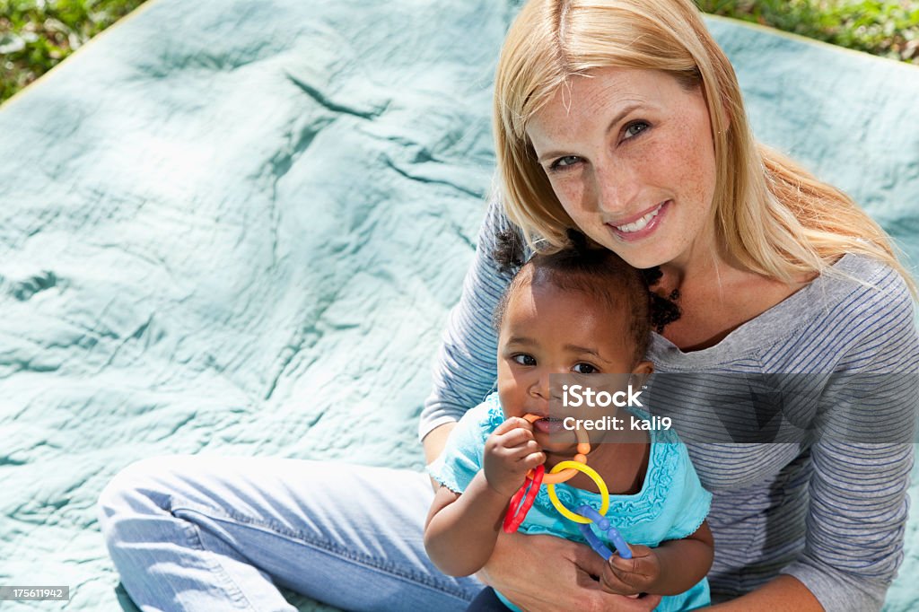 Europäischer Abstammung Frau holding African American baby - Lizenzfrei Adoption Stock-Foto