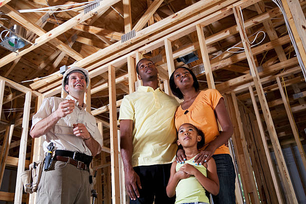 famiglia in casa in costruzione con builder - child building activity construction engineer foto e immagini stock