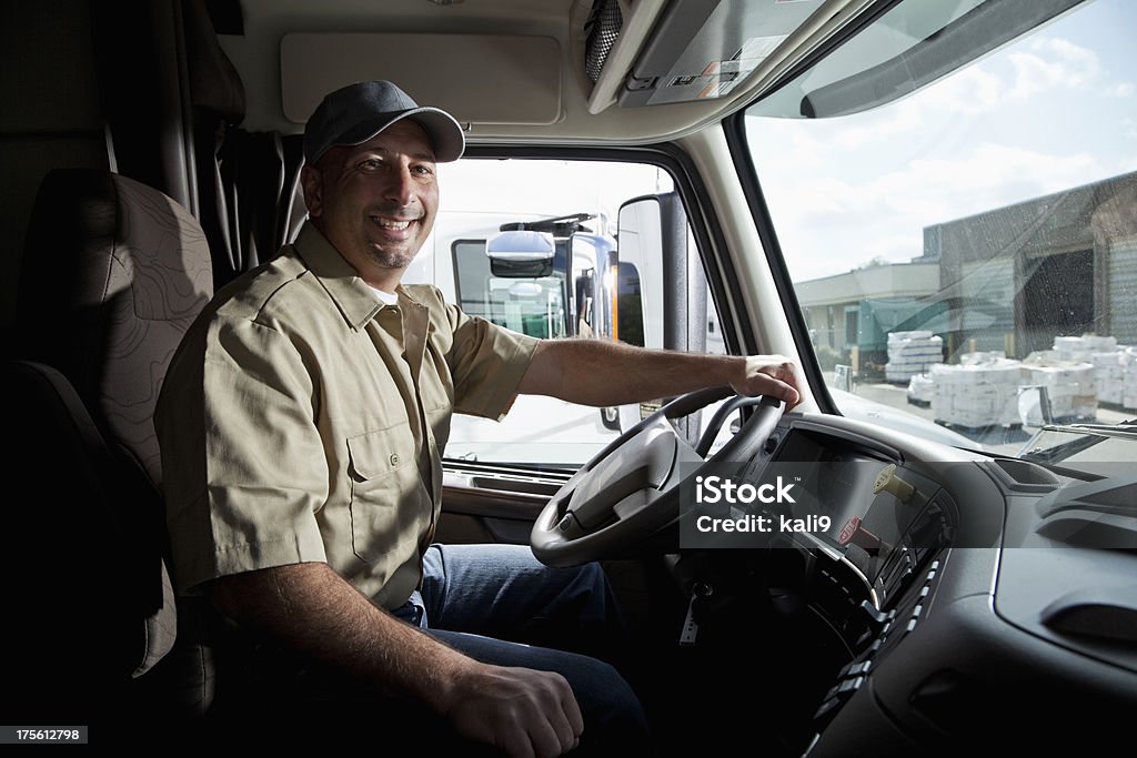 トラック運転手に座ってタクシーのセミトラック - トラック運転手のロイヤリティフリーストックフォト