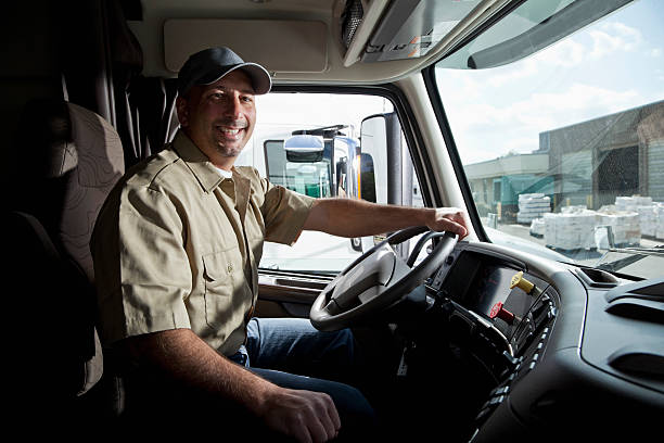 motorista de caminhão de táxi de estar semi-caminhão - empreendedor dentro de seu caminhão - fotografias e filmes do acervo