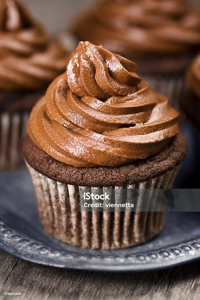 Ricciolo di Cupcake al cioccolato con Glassa al cioccolato - Foto stock royalty-free di Glassa al cioccolato