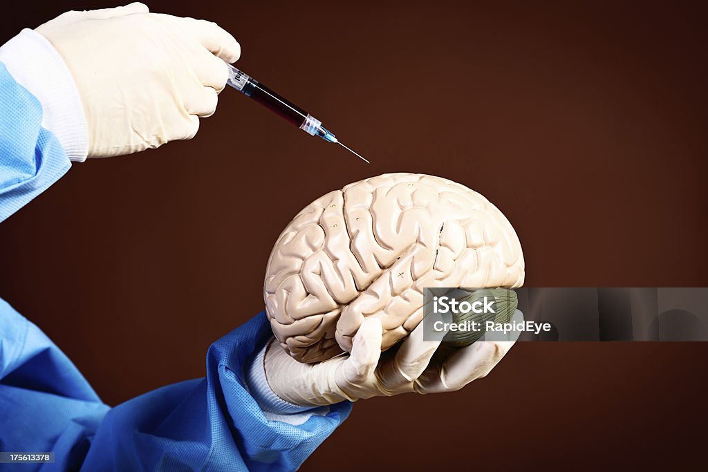 Хирургически руки в перчатке вводите модель мозга, Франкенштейн стиль - Стоковые фото Делать инъекцию роялти-фри