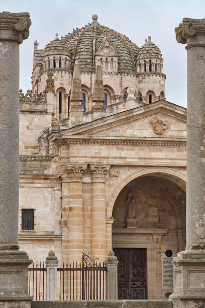 romańska katedra zamora z bizantyjską kopułą. castilla león, hiszpania - romanesque zdjęcia i obrazy z banku zdjęć