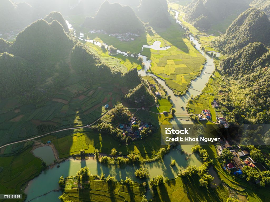 フォンナム渓谷の空中景観川自然緑の水田のあるベトナムのカオバン省の極端な景観風景 自然の景観のストックフォトや画像を多数ご用意 自然の