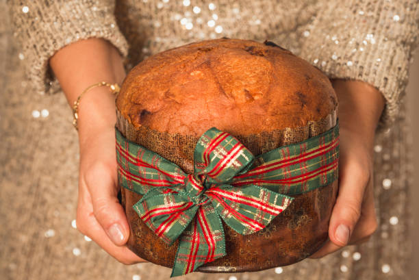 panettone, pan dulce navideño tradicional italiano. - fruitcake christmas cake cake raisin fotografías e imágenes de stock