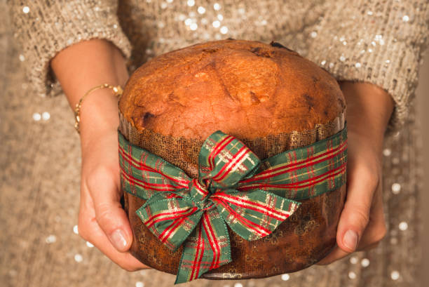 panettone tradycyjny włoski słodki chleb bożonarodzeniowy. - fruitcake christmas cake cake raisin zdjęcia i obrazy z banku zdjęć