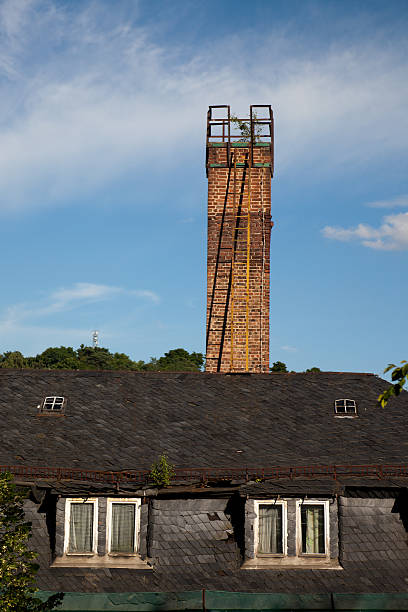 old chimney - hausdach imagens e fotografias de stock