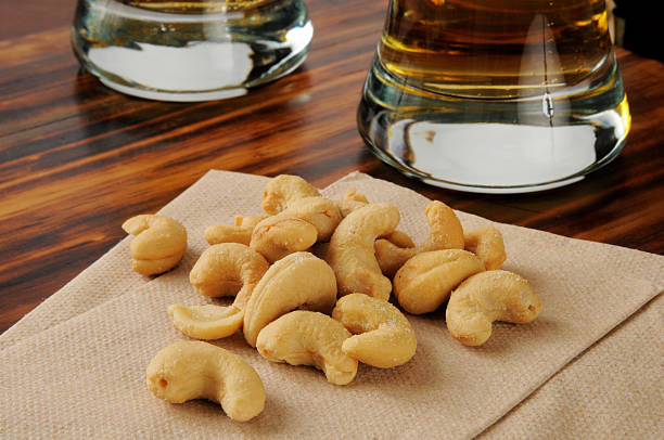 bar z przekąskami, cashwes i piwa - cashew beer nuts nut food zdjęcia i obrazy z banku zdjęć