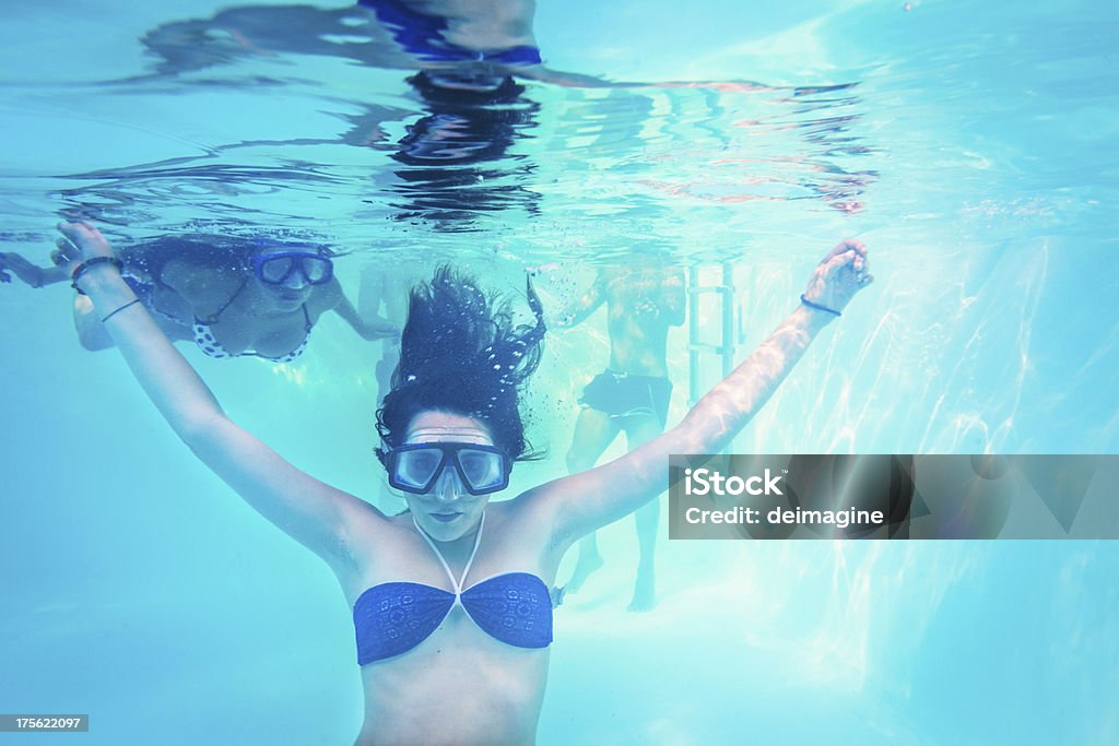 Adolescente en la piscina - Foto de stock de 16-17 años libre de derechos