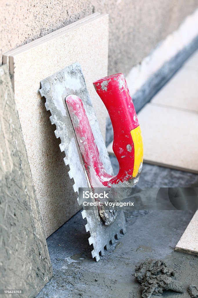 Mörtel auf Wand Aufbau fallendes Kelle-Handwerk und Garten - Lizenzfrei Architektur Stock-Foto