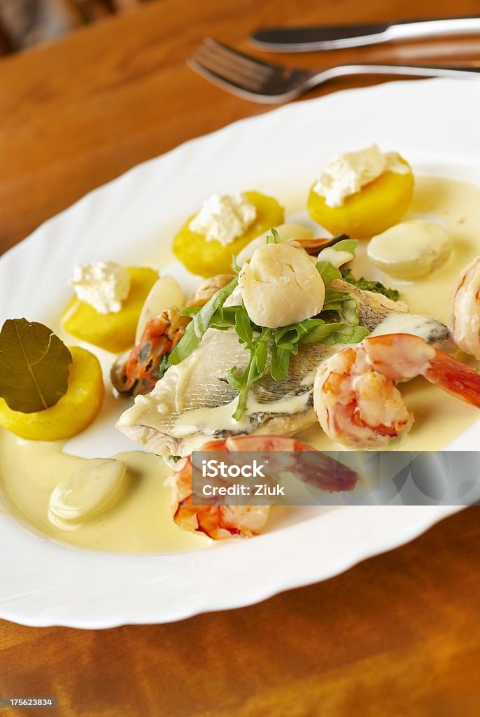 Piatto di pesce con patate e spinaci, salsa di crema gialla - Foto stock royalty-free di Alloro