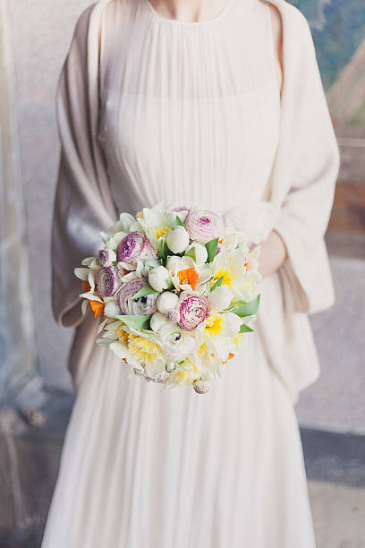 noiva segurando um bouquet de flores de primavera - bolero jacket imagens e fotografias de stock