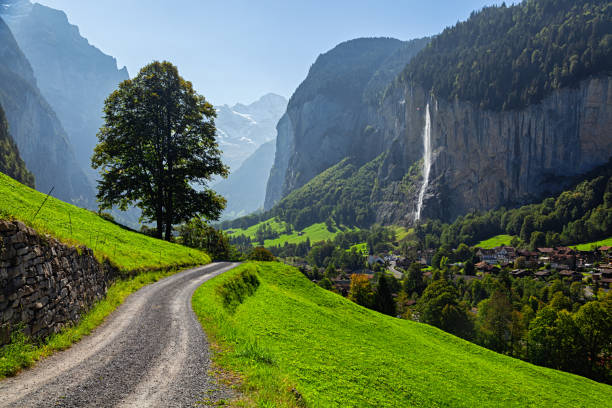 wioska lauterbrunnen i wodospad staubbach (staubbachfall), szwajcaria - jungfrau waterfall tree nature zdjęcia i obrazy z banku zdjęć