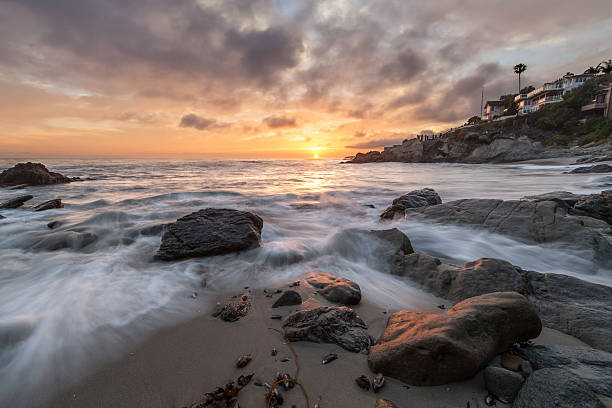 coucher de soleil côte rocheuse plage paysage marin avec ciel menaçant - beach 2013 usa sky photos et images de collection