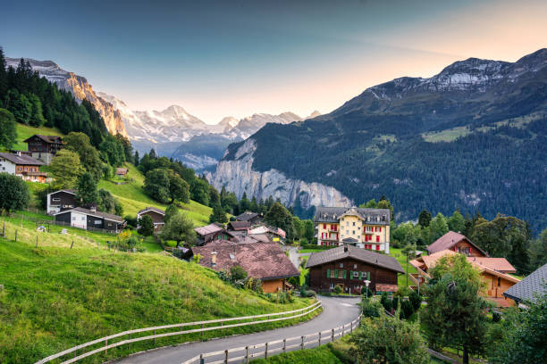 스위스 베른에서 저녁에 라우터브루넨 계곡과 융프라우 산이 있는 벵겐 산악 마을 - jungfrau switzerland hiking bernese oberland 뉴스 사진 이미지