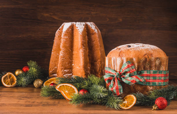 pandoro e panettone, dolci natalizi della tradizione italiana. - fruitcake christmas cake cake raisin foto e immagini stock