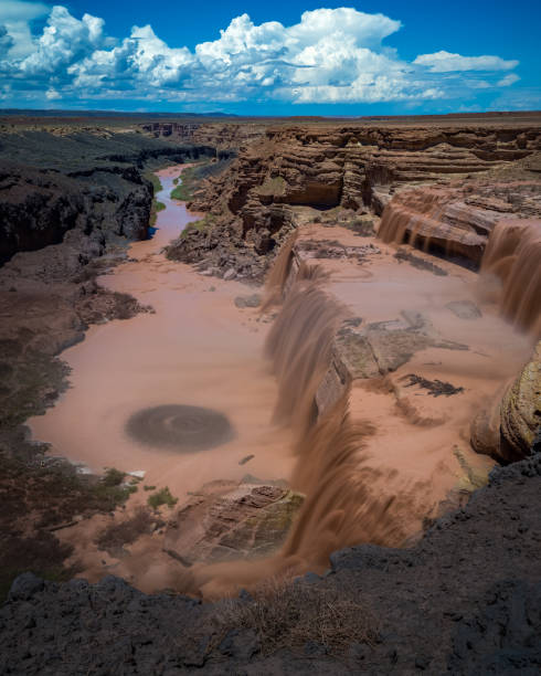 cascade de boue de grand-sault dans le nord de l’arizona - lee ferry photos et images de collection