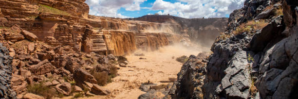 cascade de boue de grand-sault dans le nord de l’arizona - lee ferry photos et images de collection