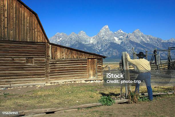 Cowboy Su Ranch Con Catena Montuosa Teton - Fotografie stock e altre immagini di Rancher - Rancher, Wyoming, Agricoltura