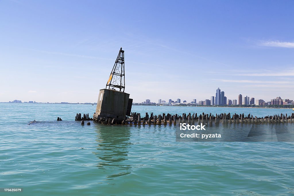 Balise flottante sur le brise-lames - Photo de Balise libre de droits