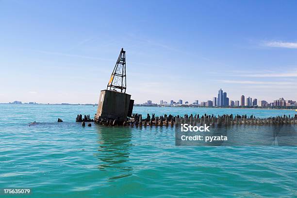 Photo libre de droit de Balise Flottante Sur Le Briselames banque d'images et plus d'images libres de droit de Balise - Balise, Balise flottante, Blanc