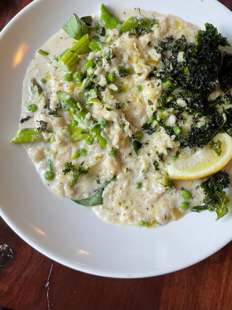 risoto de legumes pronto para comer - risotto asparagus green pea spring - fotografias e filmes do acervo