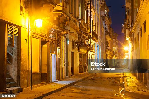 Foto de Habana Cidade Velha À Noite e mais fotos de stock de Amarelo - Amarelo, América Latina, Anti-higiênico