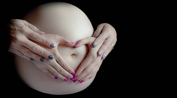 조모, 구슬눈꼬리 및 태아에게 손주 핸드 심장 - teenage pregnancy human pregnancy abdomen women 뉴스 사진 이미지