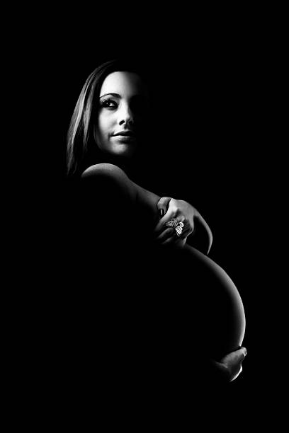 bela e jovem mulher grávida coloca em destaque - teenage pregnancy mother social issues family - fotografias e filmes do acervo